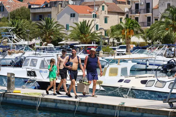 Makarska, Hırvatistan, 22,07.2025. Hırvatistan 'da yıllık tatil yapan turistler deniz ve güneşin keyfini çıkarıyorlar