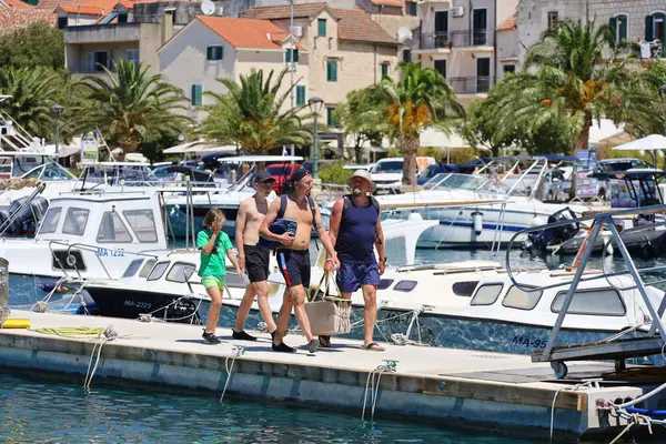 Makarska, Hırvatistan, 22,07.2025. Hırvatistan 'da yıllık tatil yapan turistler deniz ve güneşin keyfini çıkarıyorlar