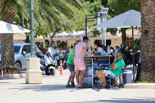 Makarska, Hırvatistan, 22,07.2025. Hırvatistan 'da yıllık tatil yapan turistler deniz ve güneşin keyfini çıkarıyorlar