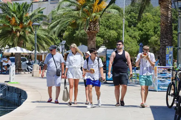Makarska, Hırvatistan, 22,07.2025. Hırvatistan 'da yıllık tatil yapan turistler deniz ve güneşin keyfini çıkarıyorlar