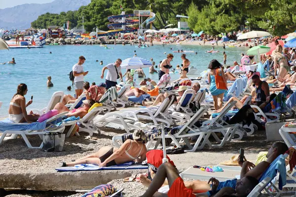 Makarska, Hırvatistan, 22,07.2025. Hırvatistan 'da yıllık tatil yapan turistler deniz ve güneşin keyfini çıkarıyorlar