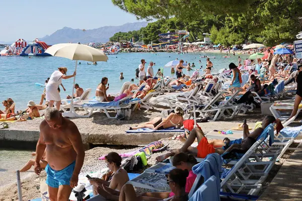 Makarska, Hırvatistan, 22,07.2025. Hırvatistan 'da yıllık tatil yapan turistler deniz ve güneşin keyfini çıkarıyorlar