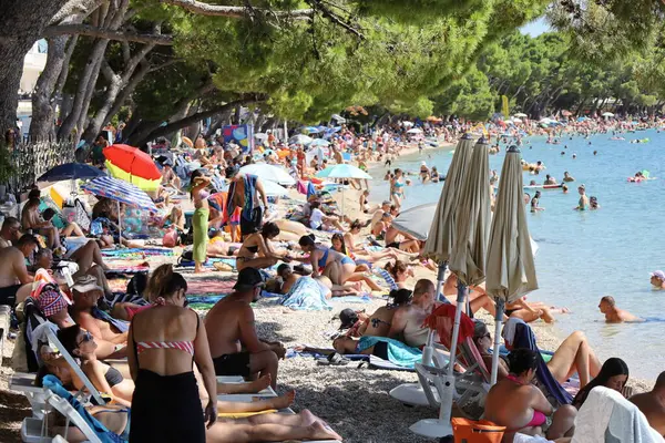Makarska, Hırvatistan, 22,07.2025. Hırvatistan 'da yıllık tatil yapan turistler deniz ve güneşin keyfini çıkarıyorlar