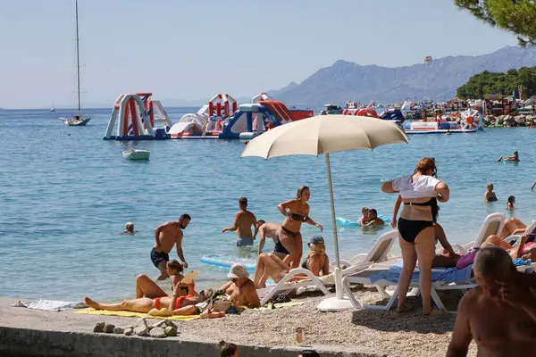 Makarska, Hırvatistan, 22,07.2025. Hırvatistan 'da yıllık tatil yapan turistler deniz ve güneşin keyfini çıkarıyorlar