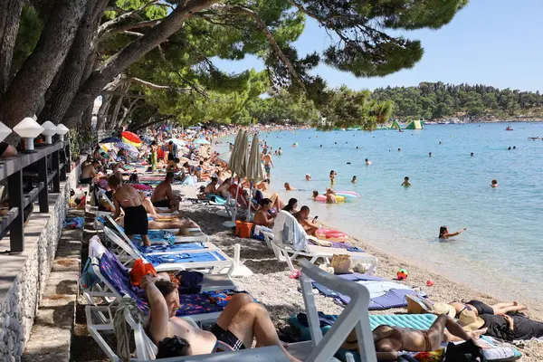 Makarska, Hırvatistan, 22,07.2025. Hırvatistan 'da yıllık tatil yapan turistler deniz ve güneşin keyfini çıkarıyorlar