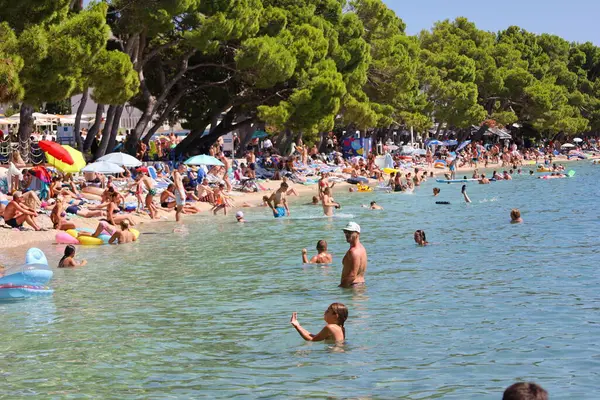 Makarska, Hırvatistan, 22,07.2025. Hırvatistan 'da yıllık tatil yapan turistler deniz ve güneşin keyfini çıkarıyorlar