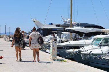 Makarska, Hırvatistan, 07 / 25 / 2025. Şehirde yürüyen turistler, yaz tatili, turizm, Hırvat kıyıları