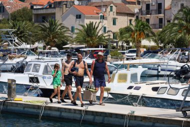 Makarska, Hırvatistan, 07 / 25 / 2025. Şehirde yürüyen turistler, yaz tatili, turizm, Hırvat kıyıları