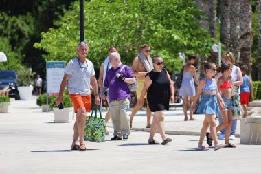 Makarska, Hırvatistan, 07 / 25 / 2025. Şehirde yürüyen turistler, yaz tatili, turizm, Hırvat kıyıları