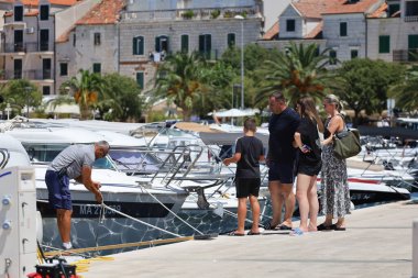 Makarska, Hırvatistan, 07 / 25 / 2025. Şehirde yürüyen turistler, yaz tatili, turizm, Hırvat kıyıları