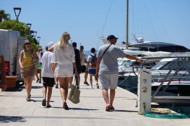 Makarska, Hırvatistan, 07 / 25 / 2025. Şehirde yürüyen turistler, yaz tatili, turizm, Hırvat kıyıları