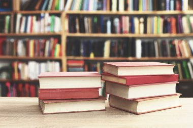 Ahşap zemin üzerine kitap yığını