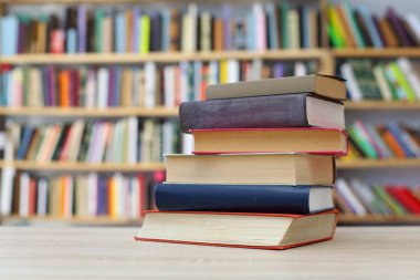 kitaplıklar kütüphane arka planında masanın üzerinde