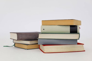 Beyaz arkaplanda izole kitap yığını