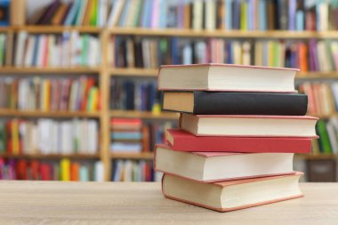 Ahşap zemin üzerine kitap yığını