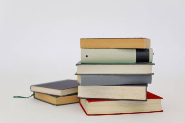 Beyaz arkaplan üzerine kitap yığını