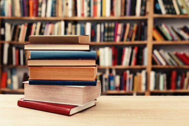 Kütüphanede bir yığın kitap