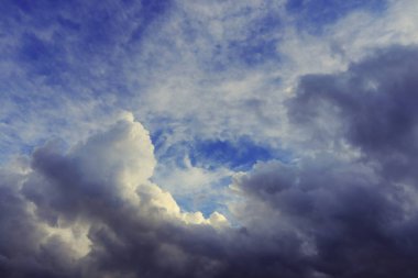 Bulutlu mavi gökyüzü