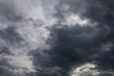 Yağmur ile karanlık fırtına bulutları