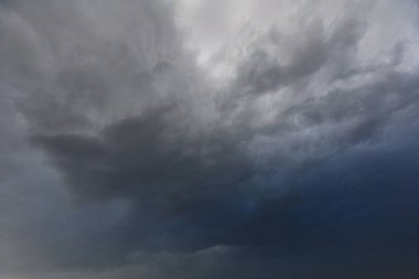 Bulutlu karanlık gökyüzü arkaplanı