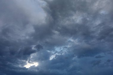 Gökyüzündeki kara bulutlar, doğa ve bulutlar