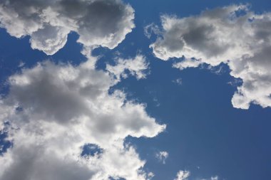 Mavi gökyüzüne karşı beyaz bulutlar