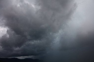 Yağmurdan önce kara fırtına bulutları