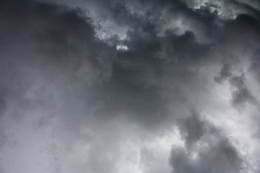Gökyüzündeki kara bulutlar