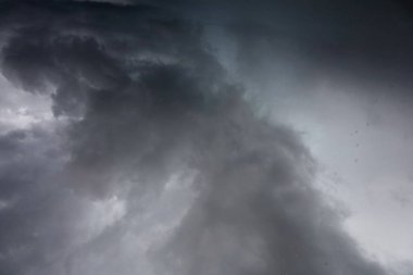 Gökyüzündeki kara bulutlar