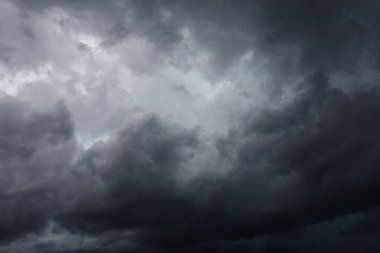 Kara gökyüzü ve yağmur bulutları