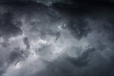 Karanlık arka planda kara fırtına bulutları