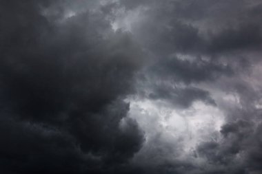 Kara bulutlarda kara fırtına bulutları