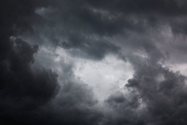Dramatik kara bulutlar arka plan. Yağmur bulutlarıyla dramatik gökyüzü arkaplanı.