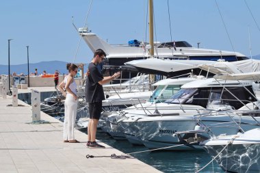 Makarska, Hırvatistan, 30.07.2025. Hırvatistan 'da yıllık tatil yapan turistler deniz ve güneşin keyfini çıkarıyorlar