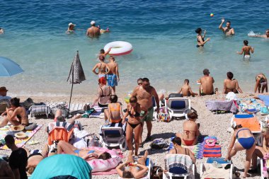 Makarska, Hırvatistan, 30.07.2025. Hırvatistan 'da yıllık tatil yapan turistler deniz ve güneşin keyfini çıkarıyorlar