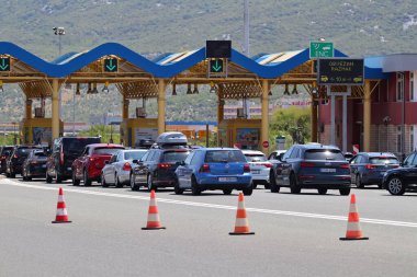 Vrgorac, Hırvatistan, 30.07.2025. Hırvat otoyolundaki yoğun trafik sıkışıklıkları, Zagreb-Split otoyollarındaki otomobiller
