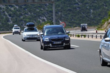 Vrgorac, Hırvatistan, 30.07.2025. Hırvat otoyolundaki yoğun trafik sıkışıklıkları, Zagreb-Split otoyollarındaki otomobiller