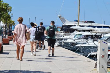 Makarska, Hırvatistan, 30.07.2025. Hırvatistan 'da yıllık tatil yapan turistler deniz ve güneşin keyfini çıkarıyorlar