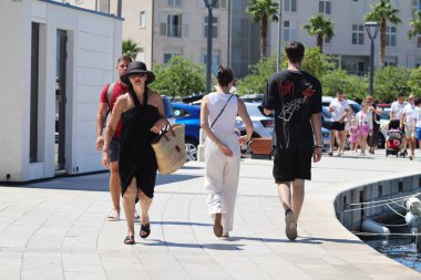 Makarska, Hırvatistan, 30.07.2025. Hırvatistan 'da yıllık tatil yapan turistler deniz ve güneşin keyfini çıkarıyorlar
