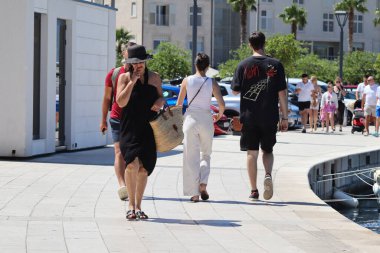 Makarska, Hırvatistan, 30.07.2025. Hırvatistan 'da yıllık tatil yapan turistler deniz ve güneşin keyfini çıkarıyorlar