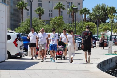 Makarska, Hırvatistan, 30.07.2025. Hırvatistan 'da yıllık tatil yapan turistler deniz ve güneşin keyfini çıkarıyorlar