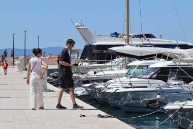 Makarska, Hırvatistan, 30.07.2025. Hırvatistan 'da yıllık tatil yapan turistler deniz ve güneşin keyfini çıkarıyorlar