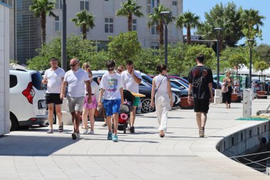 Makarska, Hırvatistan, 30.07.2025. Hırvatistan 'da yıllık tatil yapan turistler deniz ve güneşin keyfini çıkarıyorlar