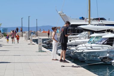 Makarska, Hırvatistan, 30.07.2025. Hırvatistan 'da yıllık tatil yapan turistler deniz ve güneşin keyfini çıkarıyorlar
