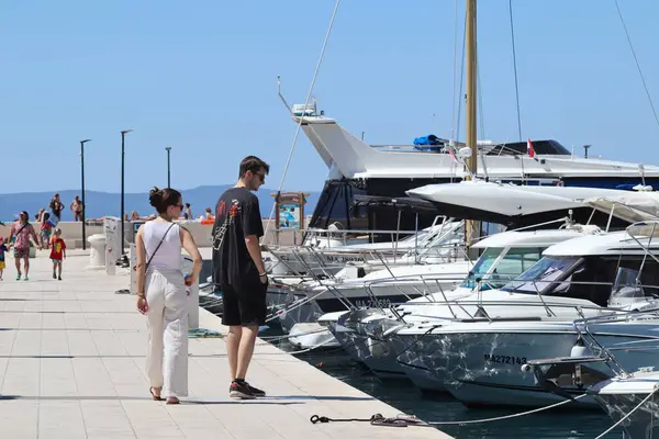 Makarska, Hırvatistan, 30.07.2025. Hırvatistan 'da yıllık tatil yapan turistler deniz ve güneşin keyfini çıkarıyorlar