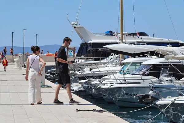 Makarska, Hırvatistan, 30.07.2025. Hırvatistan 'da yıllık tatil yapan turistler deniz ve güneşin keyfini çıkarıyorlar