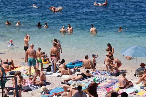 Makarska, Hırvatistan, 30.07.2025. Hırvatistan 'da yıllık tatil yapan turistler deniz ve güneşin keyfini çıkarıyorlar