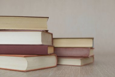 arka planda masada kitap yığını