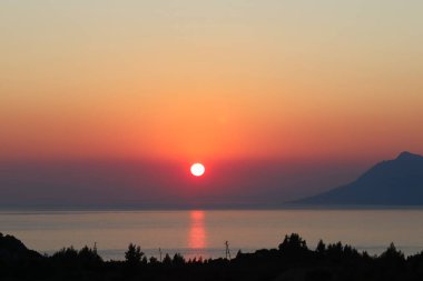 Dağlarda güzel bir gün batımı