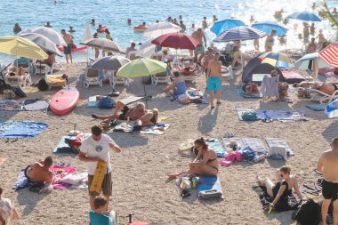Makarska, Hırvatistan, 12.08.2025. Hırvatistan 'da yıllık tatil yapan turistler deniz ve güneşin keyfini çıkarıyorlar
